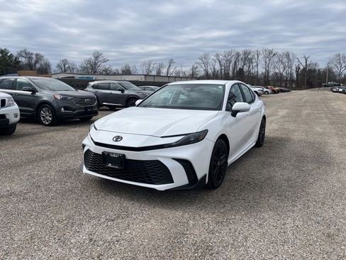 Used 2025 Toyota Camry SE image 9