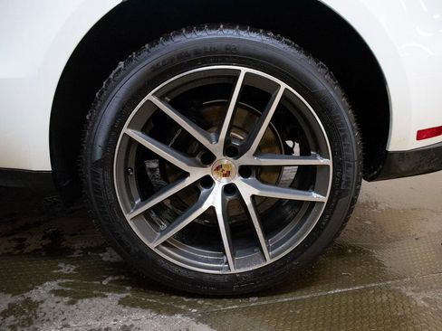 Certified 2025 Porsche Macan image 14