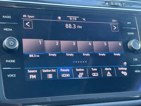 Used 2022 Volkswagen Tiguan SE w/ Panoramic Sunroof Package image 18