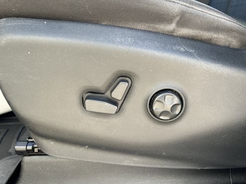 Used 2017 Chrysler Pacifica Touring w/ Tire & Wheel Group image 11