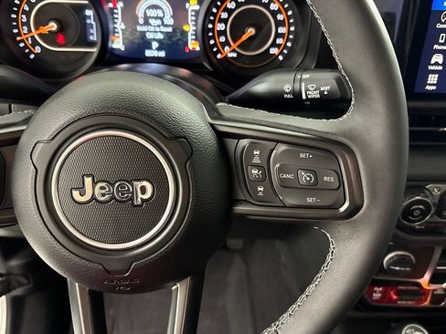 Used 2025 Jeep Gladiator Mojave w/ Safety Group AWD/4WD image 32