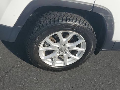 Used 2016 Jeep Cherokee Latitude w/ Safety/Convenience Group FWD image 5