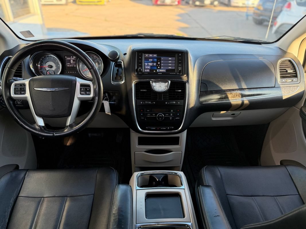 Used 2014 Chrysler Town & Country Touring FWD image 16