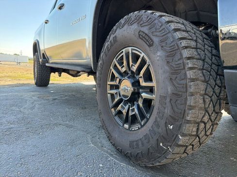 Used 2025 Chevrolet Silverado 2500 ZR2 w/ Technology Package AWD/4WD image 4