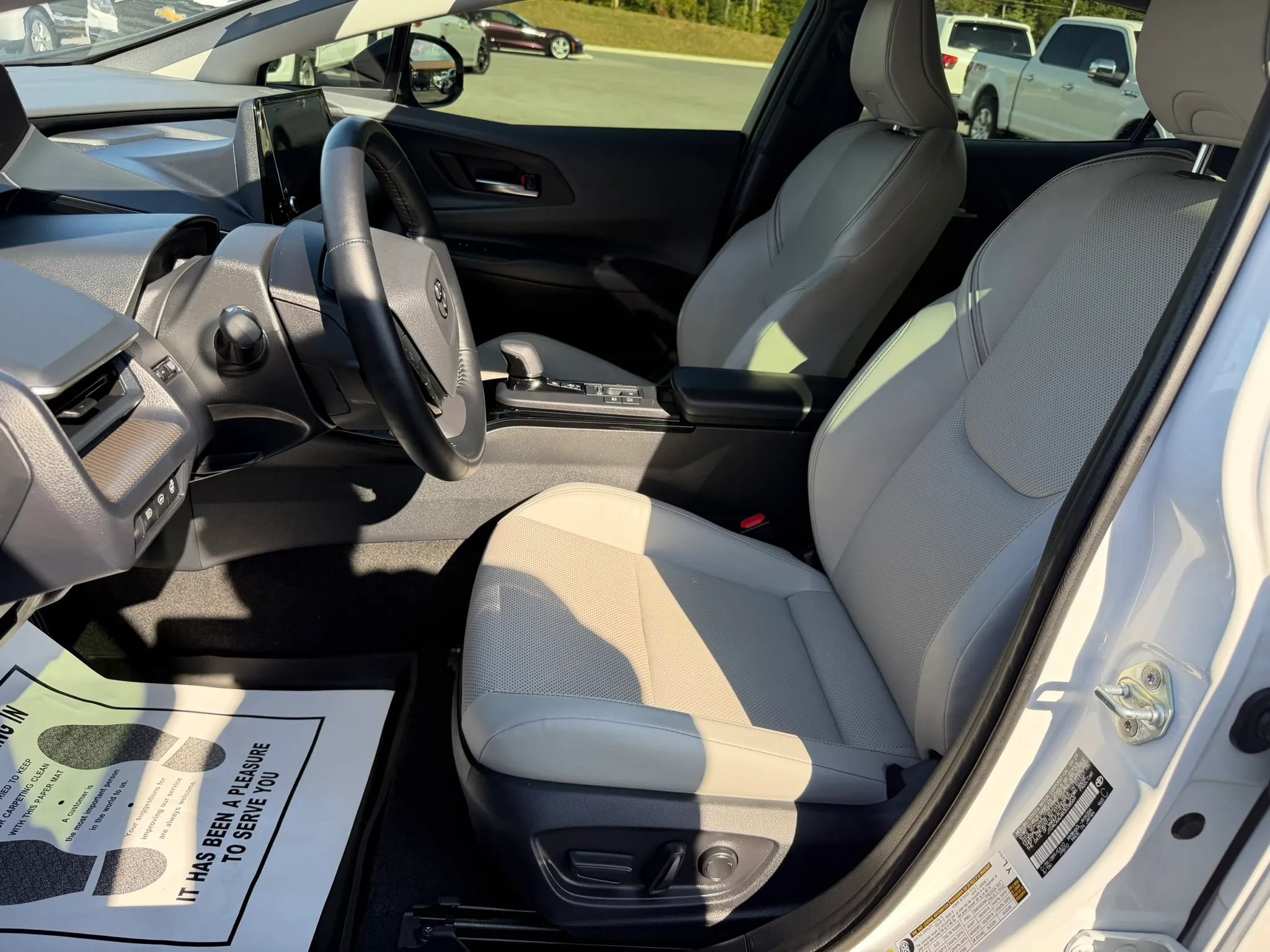 Used 2024 Toyota Prius XLE FWD image 5