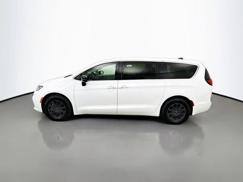 Used 2024 Chrysler Pacifica Touring-L FWD image 4