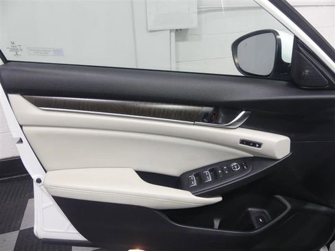 Used 2018 Honda Accord Touring image 17