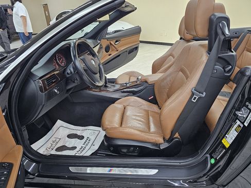 Used 2011 BMW 335i Convertible w/ M Sport Pkg image 17