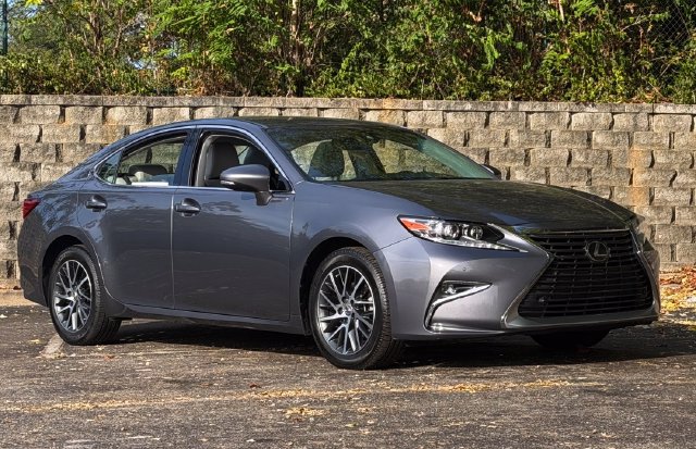 Used 2017 Lexus ES 350 w/ Luxury Package FWD image 2