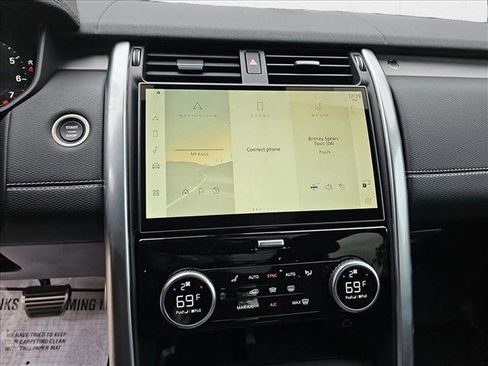 New 2024 Land Rover Discovery Dynamic SE image 13