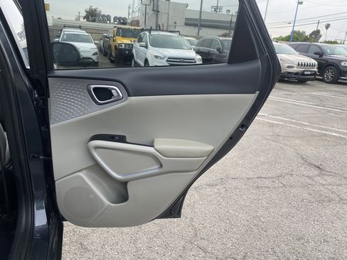Used 2021 Kia Soul LX image 21