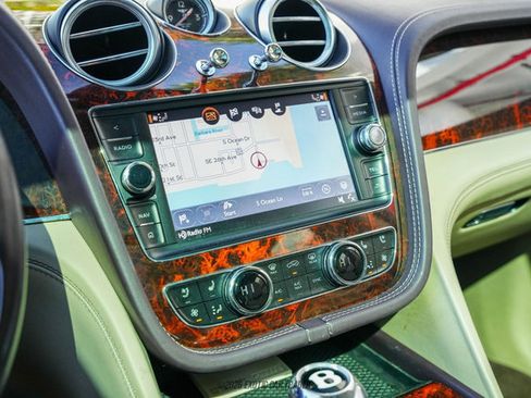 Used 2017 Bentley Bentayga image 30