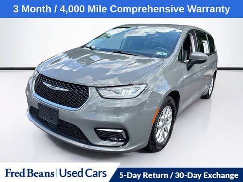 Used 2023 Chrysler Pacifica Touring-L FWD image 3