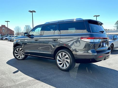 Used 2022 Lincoln Navigator Reserve image 6