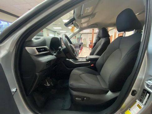 Used 2024 Toyota Highlander LE image 20