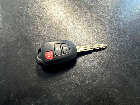 Used 2017 Toyota Tacoma SR5 image 37