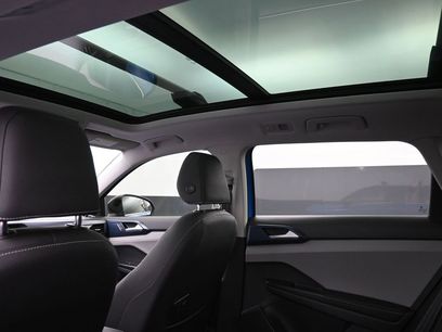 Used 2024 Volkswagen Taos SE w/ Panoramic Sunroof Package