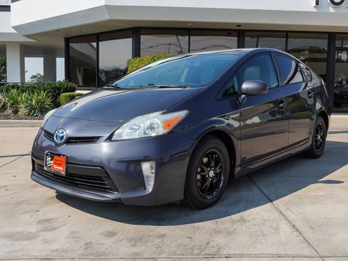 Used 2013 Toyota Prius Four w/ Deluxe Solar Roof Pkg FWD image 4