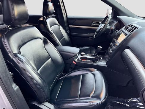 Used 2019 Ford Explorer XLT w/ Equipment Group 202A image 30