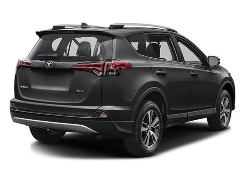 Used 2017 Toyota RAV4 XLE AWD/4WD image 2