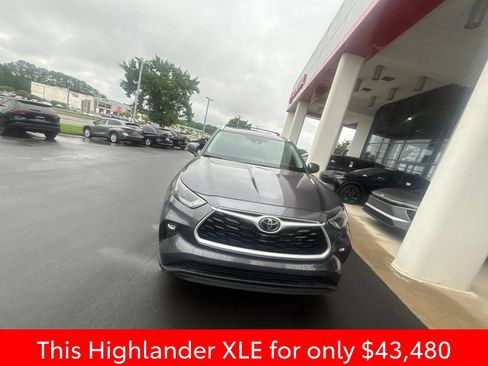 Used 2025 Toyota Highlander XLE FWD image 7