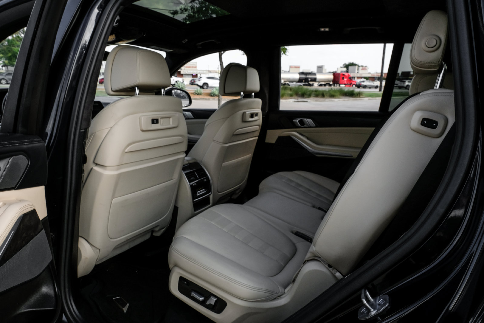Used 2021 BMW X7 xDrive40i w/ M Sport Package AWD/4WD image 44