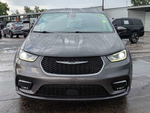 Used 2023 Chrysler Pacifica Touring-L FWD image 9