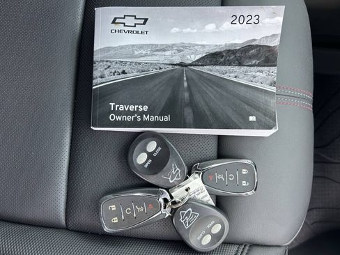 Used 2023 Chevrolet Traverse RS FWD image 36