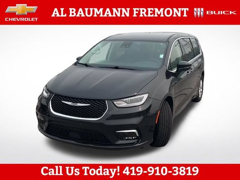 Used 2023 Chrysler Pacifica Touring-L FWD image 2