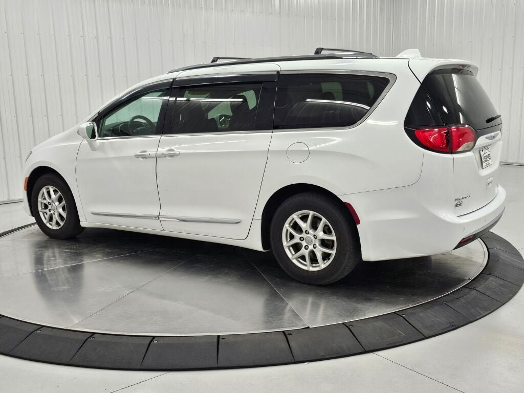 Used 2020 Chrysler Pacifica Touring-L FWD image 3