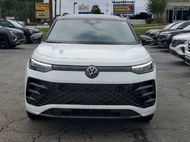 Used 2025 Volkswagen Tiguan SE R-Line AWD/4WD image 2