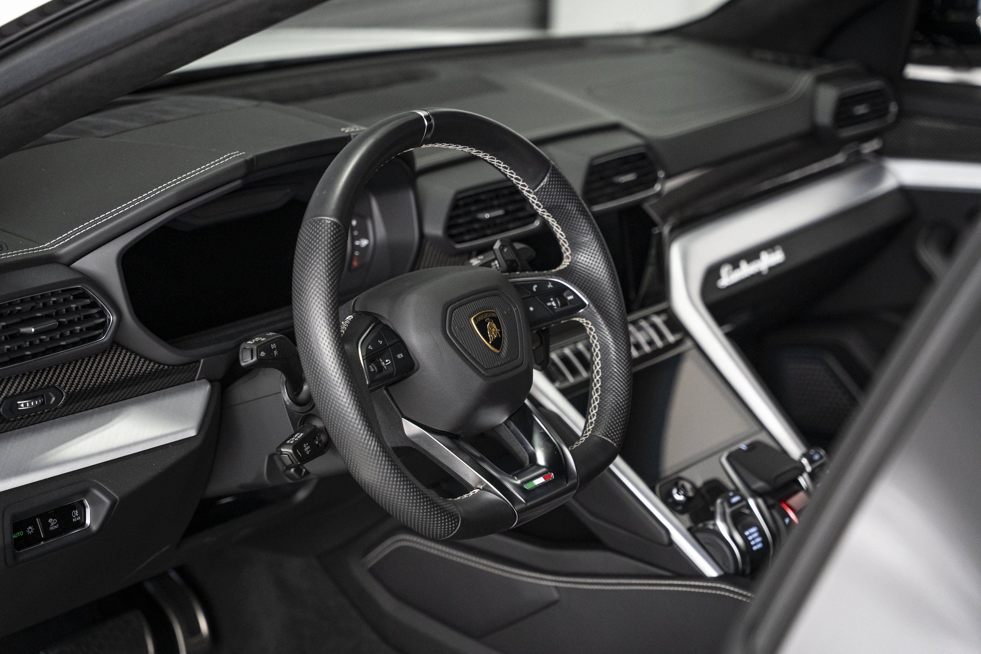 Used 2022 Lamborghini Urus AWD/4WD image 34