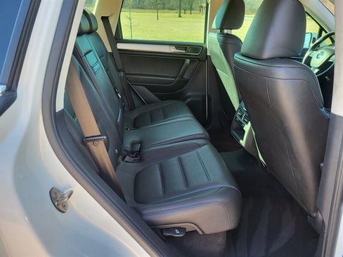 Used 2016 Volkswagen Touareg Sport image 13