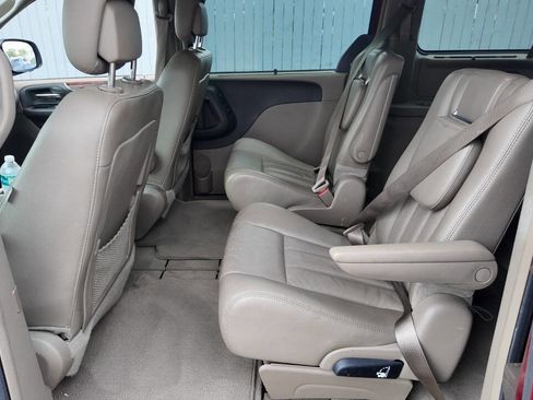 Used 2012 Chrysler Town & Country Touring-L w/ Driver Convenience Group image 9