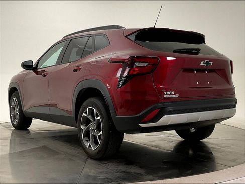 Used 2025 Chevrolet Trax LT w/ Driver Confidence Package FWD image 3