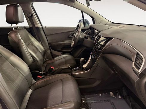 Used 2018 Chevrolet Trax LT w/ LT Convenience Package image 14
