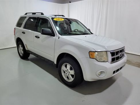 Used 2011 Ford Escape XLT image 2