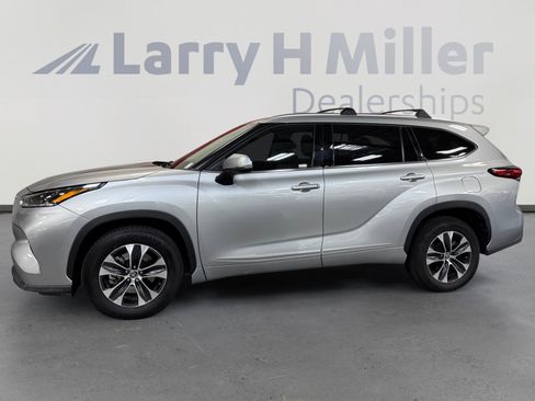 Used 2021 Toyota Highlander XLE FWD image 2