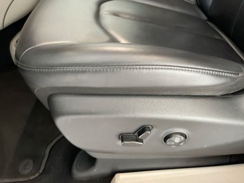 Used 2023 Chrysler Pacifica Touring-L FWD image 12