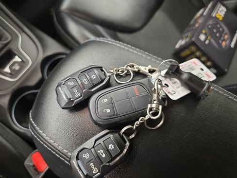 Used 2019 Jeep Cherokee Latitude Plus FWD image 26