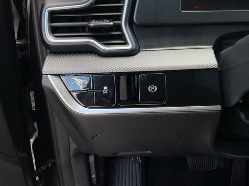 Used 2025 Kia Sportage LX FWD image 16