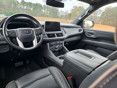 Used 2024 GMC Yukon XL SLT image 3