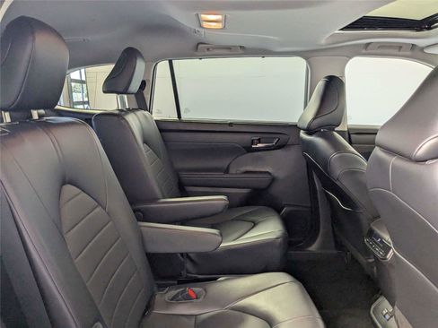 Used 2022 Toyota Highlander XLE image 30