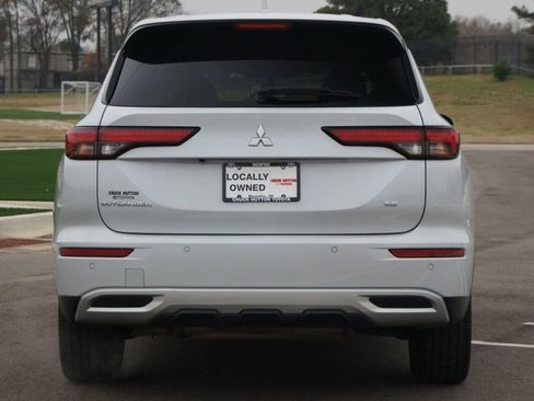 Used 2024 Mitsubishi Outlander SE image 3