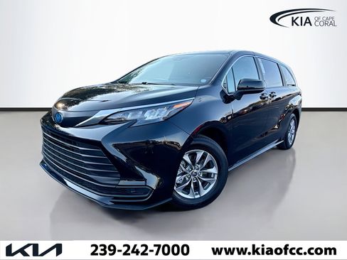 Used 2025 Toyota Sienna LE image 1
