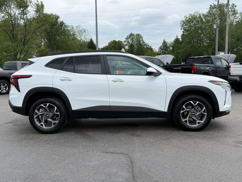 Used 2025 Chevrolet Trax LT w/ LT Convenience Package FWD image 9