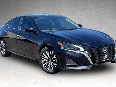 Used 2023 Nissan Altima 2.5 SV image 2