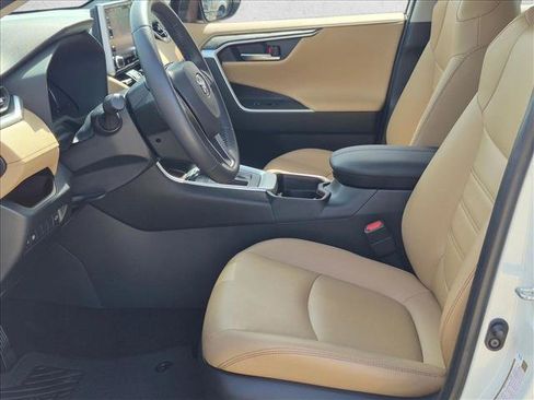 Used 2020 Toyota RAV4 Limited FWD image 17
