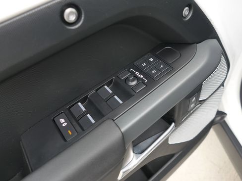 Used 2024 Land Rover Defender 130 X-Dynamic SE AWD/4WD image 18