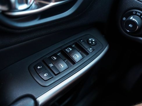 Used 2019 Jeep Cherokee Latitude Plus FWD image 29